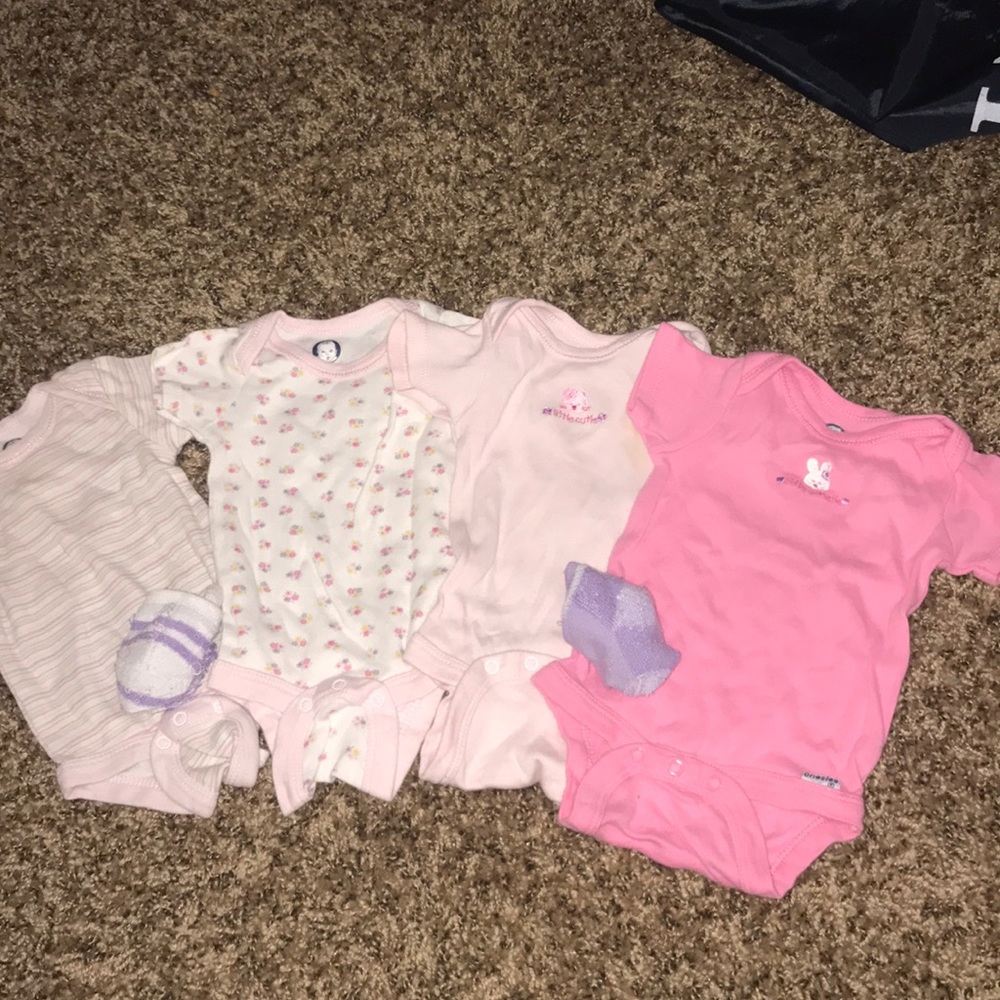 Gerber onesies set (0-3) months/socks